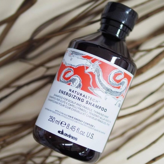 Dầu gội Davines Energizing Shampoo, ngăn rụng và kích thích mọc tóc dành cho mái tóc mỏng và dễ gãy rụng.